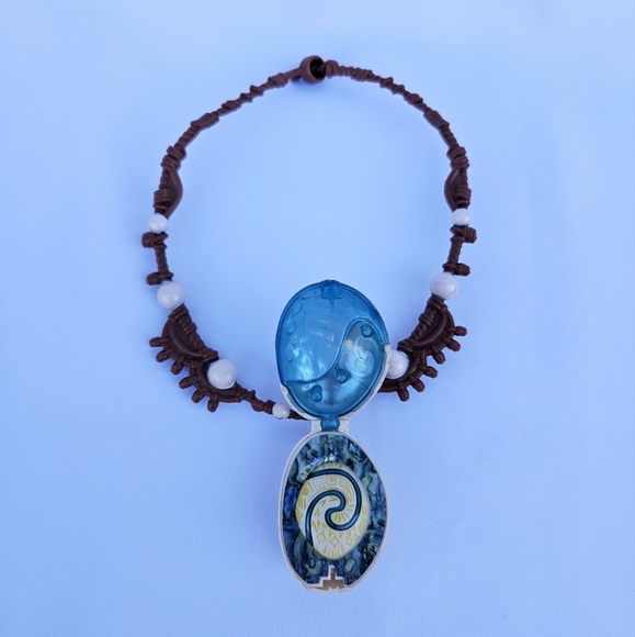 Disney Princess Disney Moana Necklace Light Up Magical Seashell Heart of… - Picture 3 of 3